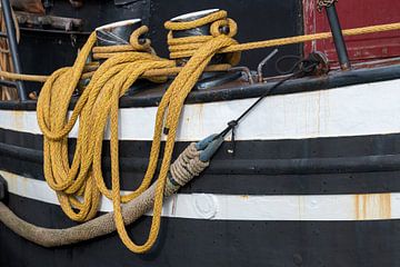 Geel gedrapeerd touw aan een vissersboot