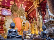 Boeddhabeelden in de tempel in Luang Prabang, Laos van Rietje Bulthuis thumbnail
