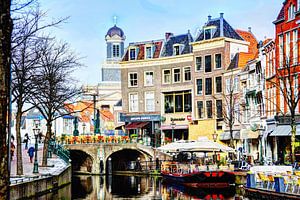Neuer Rhein mit der Hartebrugkerk Leiden Niederlande im Hintergrund