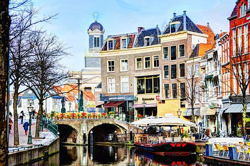 Nieuwe Rijn met op de achtergrond de Hartebrugkerk Leiden Nederland