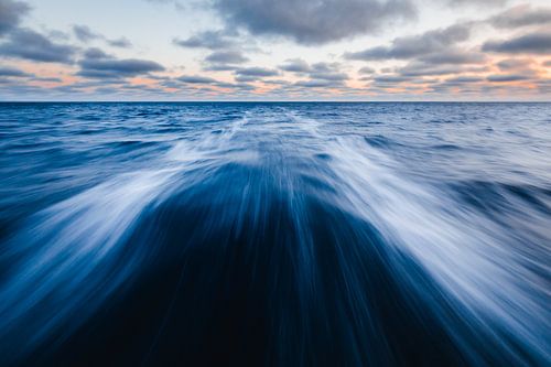 Kielwater achter zeilschip Noorderlicht van Martijn Smeets