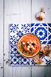 Hummus with Portugese tegels van Annette Spaan