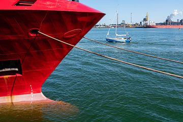 Schip met rode boeg in de haven van IJmuiden van Niek