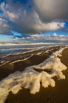 Staande landschap foto van schuim op strand van Menno van Duijn