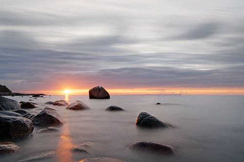 Zonnestraal op het stenen strand
