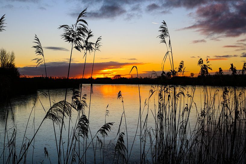 Zonsondergang met een gouden randje van Marloes Post