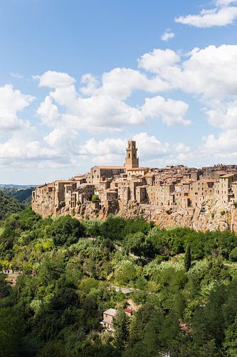 Pitigliano in Toscane, Italië. (kleur, staand)