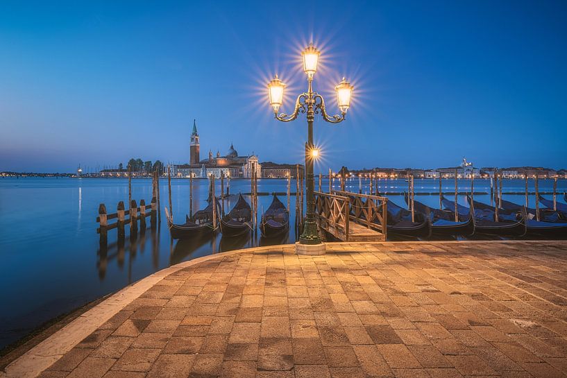 Jetée des gondoles de Venise le matin par Jean Claude Castor