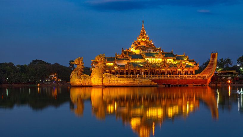 Die königliche Barke in Yangon von Roland Brack