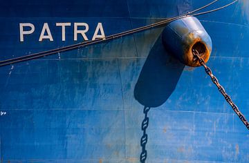 Chaîne d'ancre et câbles d'acier et la proue d'un navire de haute mer dans le port. sur scheepskijkerhavenfotografie