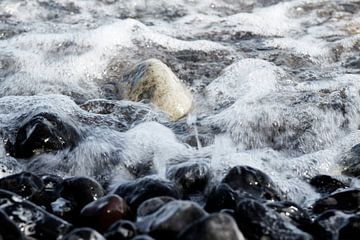 Côte rocheuse dans un tourbillon d'eau, mer Baltique