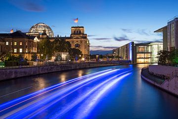Reichstag gebouw Berlijn in het blauwe uur