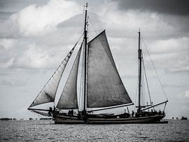 Relaxed dagje zeilen op het IJsselmeer in Nederland von BJ Fleers