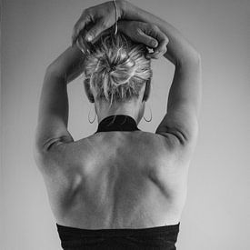 Woman's back,   in black&white van Katja • W