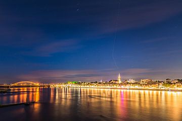 De Waalbrug en Waalkade by night