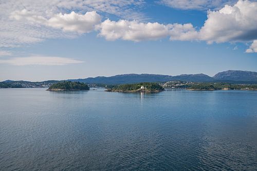 Fjorden van Noorwegen met wit huisje op een eiland | Reisfotografie
