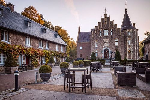 Sonnenaufgang im Innenhof von Schloss Terworm