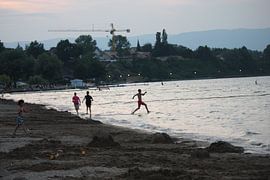 Spelen aan het meer Lac Leman sur M Ravensbergen