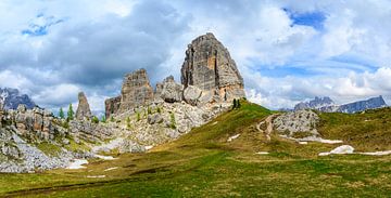 Cinque Torri in de Dolomieten tijdens de lente
