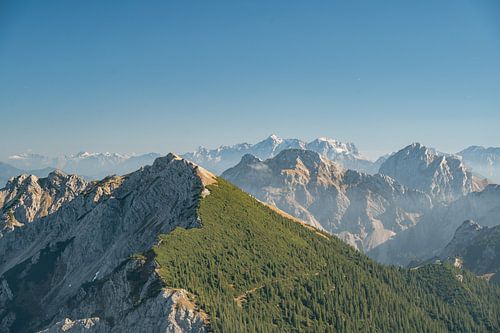 Uitzicht vanaf de Aggenstein op de Zugspitze en de Tannheimer Berge