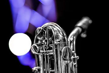 Saxofoon hals en mondstuk met licht op de achtergrond. by Harrie Muis