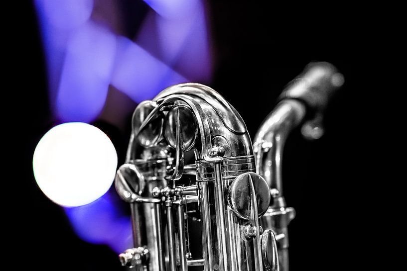 Saxofoon hals en mondstuk met licht op de achtergrond. von Harrie Muis