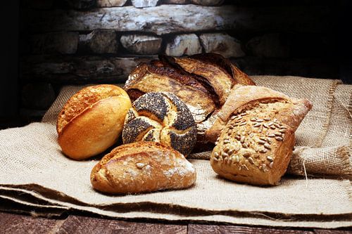 Verschillende soorten brood en broodjes op een bakkersposter