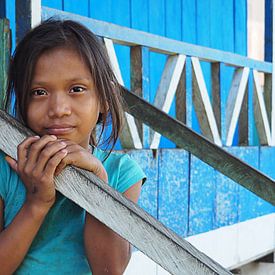 Beautiful little Girl in Iquitos, Peru van Andrea Babilon