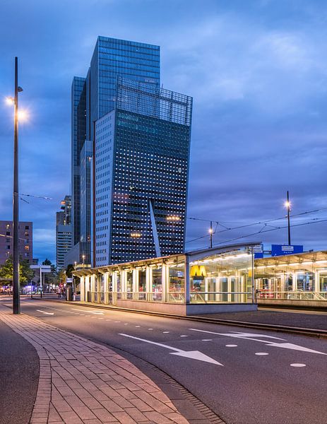 Opvallende architectuur in de schemering, Kop van Zuid Rotterdam van Tony Vingerhoets