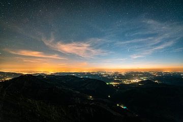 Nachtelijke hemel boven Oberstaufen, het Bodenmeer en de Allgäu van Leo Schindzielorz