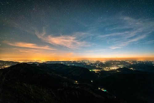 Nachtelijke hemel boven Oberstaufen, het Bodenmeer en de Allgäu