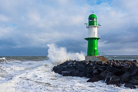 Mole und Molenturm an der Ostseeküste in Warnemünde