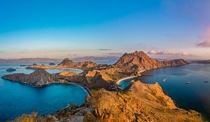 Uitzicht op de drie verschillenden stranden van Padar Island in Indonesie van Michiel Ton