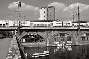 Alte Speicherhäuser an der Berliner Spree im Stadtbezirk Friedrichshain - monochrom