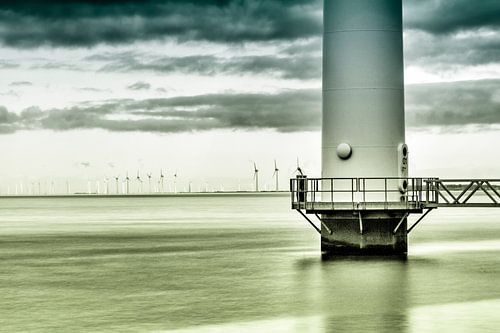Windmolens in het landschap  in blauw en groen