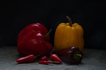 Nature morte sombre aux poivrons et aux piments sur Western Exposure