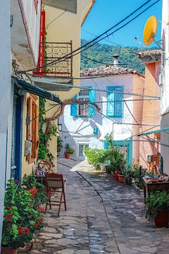 Een straatje in Manolates, Samos van Linda Herfs