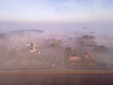 Moulin dans le brouillard sur Margreet Schipper