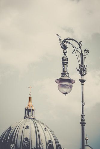 Anciens réverbères avec la cathédrale de Berlin 01