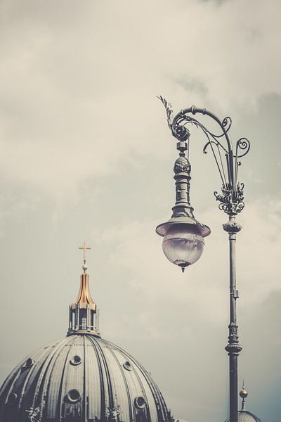 Alte Straßenlaternen mit dem Dom von Berlin 01 von ahafineartimages