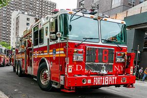 Fire department car in New York by Ivo de Rooij