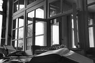 Een verlaten raam in een verlaten kantoor in zwart wit van Melvin Meijer thumbnail