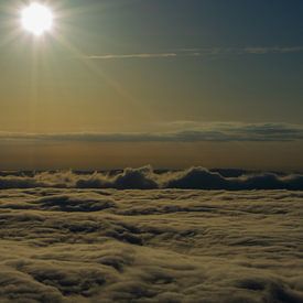 Le soleil au-dessus des nuages II sur Onno van Kuik