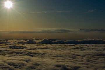 Zon boven de wolken II van Onno van Kuik