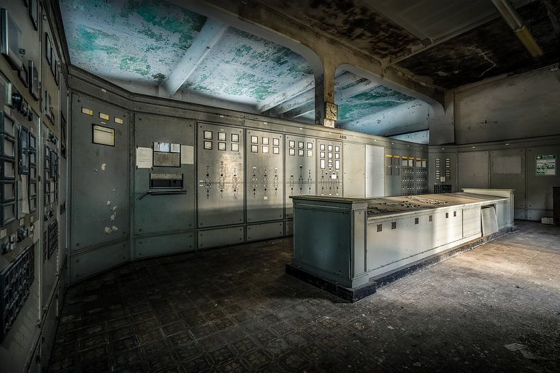 Verlaten AEG controlekamer van een krachtcentrale van Karl Smits