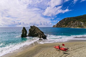 Beach in Monterosso al Mare on the Mediterranean coast in Italy by Rico Ködder