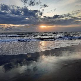 Vagues en continu sur la plage de Canggu au coucher du soleil sur kall3bu