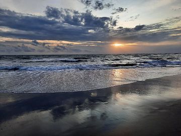 Stromende golven op het Canggu strand tijdens zonsondergang van kall3bu