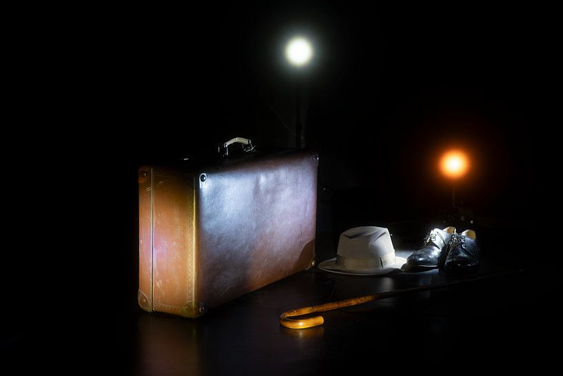 Valise trouvée dans la nuit, chapeau, chaussures et canne posés là par Jan Willem de Groot Photography