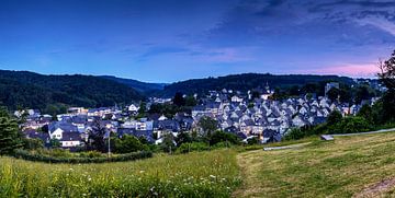 Freudenberg in Siegerland - stadspanorama bij zonsondergang van Frank Herrmann